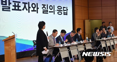 【천안=뉴시스】함형서 기자= 14일 오전 충남 천안시 교보생명 연수원인 계성원에서 열리는 신고리 5·6호기 원전 시민참여 종합토론회에서 시민참여단이 원전 중단 및 재개 이유에 대한 질의·응답을 하고 있다. 2017.10.14.foodwork23@newsis.com