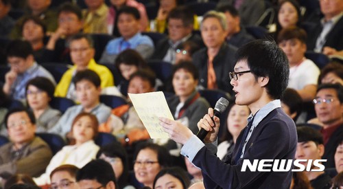 【천안=뉴시스】함형서 기자= 14일 오후 충남 천안시 교보생명 연수원인 계성원에서 열리는 신고리 5·6호기 원전 시민참여 종합토론회에서&nbsp; 한 시민 참여단이 원전에 대한 중단 및 재개와 관련해 질의를 하고 있다. 2017.10.14.foodwork23@newsis.com