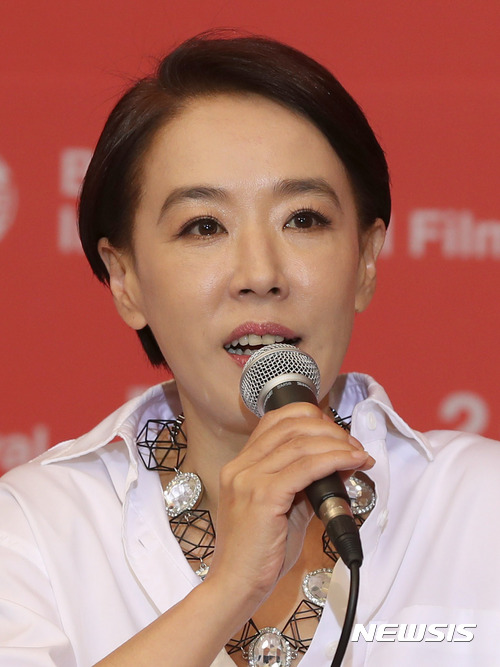 【부산=뉴시스】권현구 기자 = 14일 오후 부산 해운대구 영화의전당 두레라움홀에서 열린 제22회 부산국제영화제 갈라 프레젠테이션 '맨헌트' 기자회견에 참석한 강수연 집행위원장이 발언을 하고 있다. 2017.10.14. stoweon@newsis.com