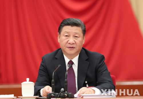 【베이징=신화/뉴시스】중국 시진핑 당 총서기 겸 국가주석이 14일 폐막한 중국공산당 제18기 중앙위원회 제7차 전체회의(7중전회)에서 연설하고 있다. 2017.10.15