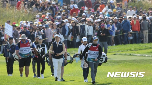 【서울=뉴시스】 15일 인천 영종도 스카이72 골프클럽에서 펼쳐진 미국여자프로골프(LPGA) 투어 'KEB하나은행 챔피언십' 최종일 수많은 관중들이 챔피언조를 따라 이동하고 있다. 2017.10.15. (사진=LPGA KEB하나은행 챔피언십 대회본부)
