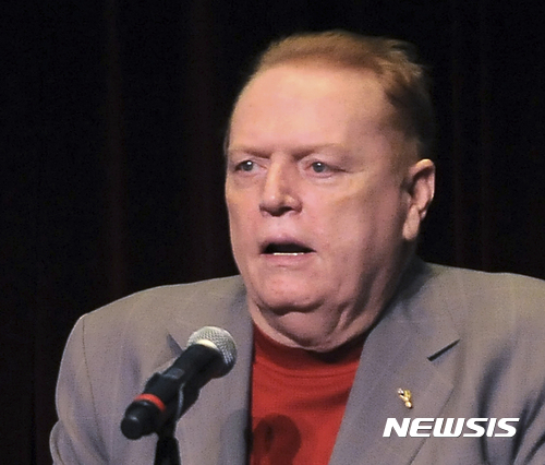 【 워싱턴 = AP/뉴시스】=트럼프 성추문 동영상 제보자에게 1000만달러 현상금을 주겠다고 광고한 래리 플린트. 