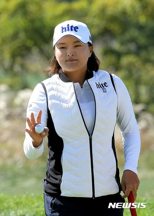 【서울=뉴시스】15일 인천 영종도 스카이72 오션코스에서 열린 LPGA 투어 "LPGA KEB하나은행 챔피언십(총상금 200만 달러·우승상금 30만 달러)" 최종라운드경기에서 고진영이 5번홀에서 버디를 성공하고 갤러리들에게 인사하고 있다. 2017.10.15. (사진=LPGA KEB하나은행 챔피언십 대회본부 제공) photo@newsis.com