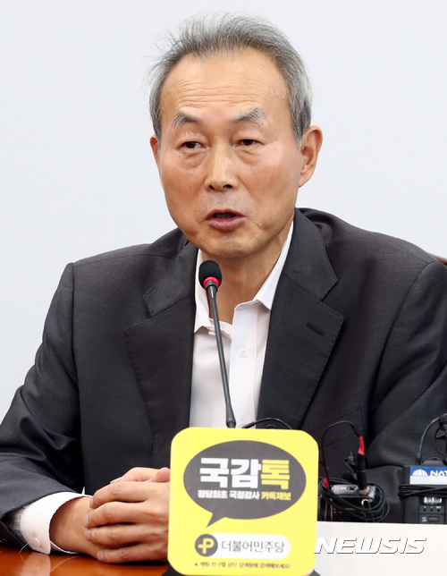 【서울=뉴시스】이영환 기자 = 지난해 10월15일 오후 서울 여의도 국회 더불어민주당 원내대표실에서 열린 4.16 세월호 참사 진실 규명을 위한 가족협의회 간담회에서 이석태 전 세월호 특조위 위원장이 발언하고 있다. 2017.10.15.&nbsp; 20hwan@newsis.com