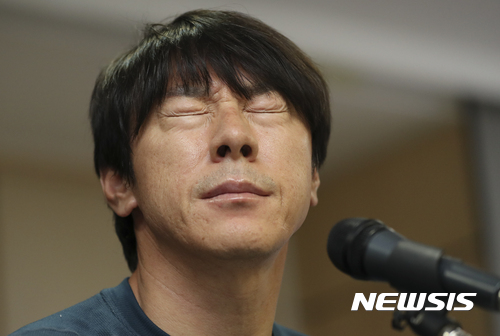 【서울=뉴시스】 최진석 기자 = 대한민국 축구대표팀 신태용 감독이 15일 오후 서울 종로구 축구협회에서 열린 기자회견에 참석해 취재진의 질문을 들으며 답답한 표정을 짓고 있다.신 감독이 이끄는 축구대표팀은 지난 7일(현지시각) 러시아와의 첫번째 평가전에서 2-4 패배, 10일(한국시각) 스위스 빌/비엔느의 티쏘 아레나에서 열린 모로코와의 평가전에서 무기력한 경기력을 보이며 1-3으로 완패했다. 2017.10.15. myjs@newsis.com