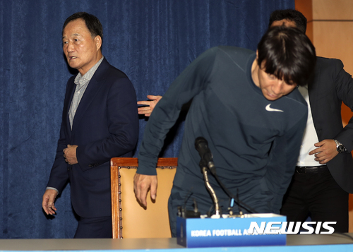 【서울=뉴시스】 최진석 기자 = 김호곤(왼쪽) 대한축구협회 부회장 겸 기술위원장과 대한민국 축구대표팀 신태용 감독이 15일 오후 서울 종로구 축구협회에서 열린 기자회견에 참석하고 있다.거스 히딩크 전 대한민국 축구 국가대표 감독이 한국축구를 돕겠다는 제안을 묵살한 논란이 일고 있는 김 부회장은 유럽 원정 평가전을 마친 뒤 러시아 월드컵을 대비한 베이스캠프 후보지 물색을 이유로 해외 출장, 불출석 사유서를 제출, 지난 13일 열린 문화체육관광부 국정감사에 불참, 신 감독이 이끄는 축구대표팀은 지난 7일(한국시각) 러시아와의 첫번째 평가전에서 2-4 패배, 10일(한국시각) 스위스에서 열린 모로코와의 평가전에서 무기력한 경기력을 보이며 1-3으로 완패했다. 2017.10.15. myjs@newsis.com