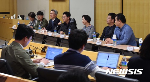 【천안=뉴시스】함형서 기자= 15일 오후 충남 천안시 교보생명 연수원인 계성원에서 열린 신고리 5·6호기 시민참여 종합토론회 폐회식을 마치고 기자들과의 간담회에서 한 시민참여자가 기자의 질의에 답하고 있다. 2017.10.15.foodwork23@newsis.com