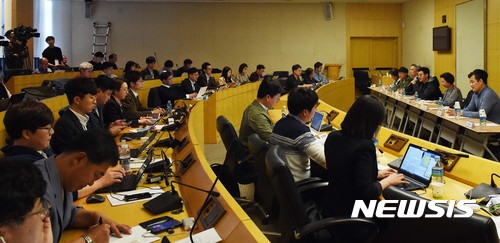 【천안=뉴시스】함형서 기자= 15일 오후 충남 천안시 교보생명 연수원인 계성원에서 열린 신고리 5·6호기 시민참여 종합토론회 폐회식을 마치고 기자들과의 간담회에서 한 시민참여자가 기자의 질의에 답하고 있다. 2017.10.15.foodwork23@newsis.com