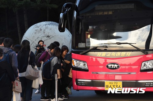 【천안=뉴시스】함형서 기자= 15일 오후 충남 천안시 교보생명 연수원인 계성원에서 열린 신고리 5·6호기 시민참여 종합토론회 폐회식을 마치고 시민참여단들이 버스를 타고 있다. 2017.10.15.foodwork23@newsis.com