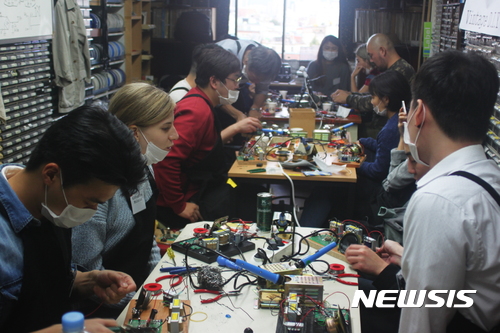 서울 청년들, 손끝창의학교서 세운상가 장인 기술 배운다