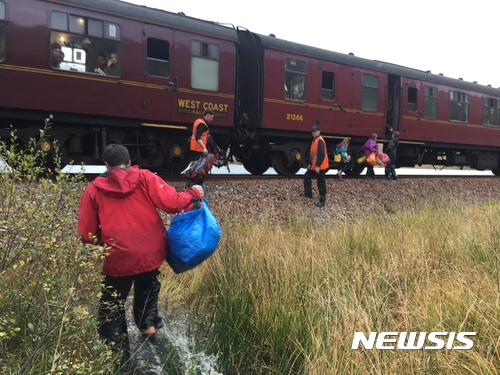 【런던 = AP/뉴시스】 = 영국 스코틀랜드 하일랜드에 있는 로크 에일트 부근의 간이역에 13일(현지시간) 정차한 호그와트 익스프레스 증기기관차를 향해 아이들이 뛰어가고 있다.&nbsp; 해리포터 영화에서 아이들의 통학열차로 나오는 이 열차는 오지 오두막에서 고립돼있던 관광객 부부와 4명의 어린자녀를 구출하는데 동원되었다.&nbsp;&nbsp;&nbsp; 