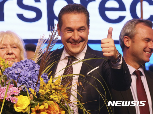 【빈=AP/뉴시스】오스트리아 극우 자유당의 한스-크리스티안 슈트라헤 대표가 15일(현지시간) 총선 투표 마감 이후 엄지 손가락을 들어보이고 있다. 2017.10.16.