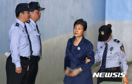 【서울=뉴시스】 최진석 기자 = 박근혜 전 대통령이 지난해 10월16일 오전 서초구 서울중앙지법으로 구속 연장 후 처음으로 열린 80차 공판에 출석하고 있다. 2017.10.16. myjs@newsis.com
