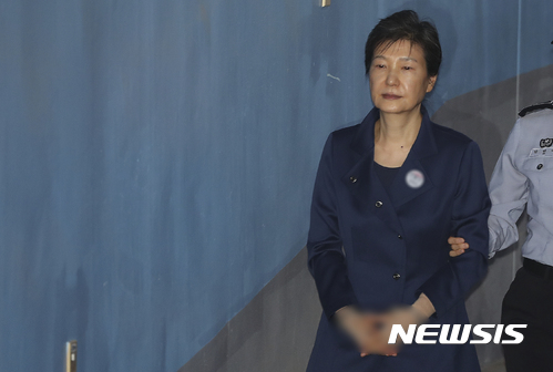 【서울=뉴시스】 최진석 기자 = 박근혜 전 대통령이 16일 오전 서초구 서울중앙지법으로 구속 연장 후 처음으로 열린 80차 공판에 출석하고 있다. 2017.10.16.&nbsp; myjs@newsis.com