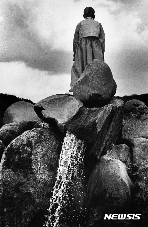 【서울=뉴시스】이갑철 作 바위 위의 할머니, 합천, 1996. (사진=스페이스22 제공. 사진은 이 기사 외 사용을 불허합니다) photo@newsis.com