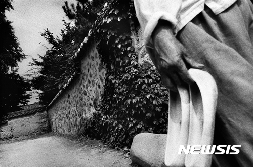 【서울=뉴시스】이갑철 作 고무신을 들고, 안동, 1997. (사진=스페이스22 제공. 사진은 이 기사 외 사용을 불허합니다) photo@newsis.com