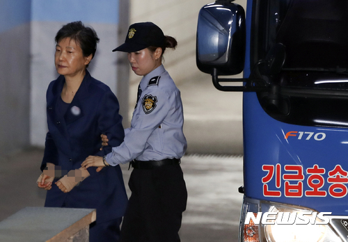 【서울=뉴시스】최진석 기자 = 박근혜 전 대통령이 16일 오전 서초구 서울중앙지법으로 구속 연장 후 처음으로 열린 80차 공판에 출석하고 있다. 2017.10.16.&nbsp; myjs@newsis.com 