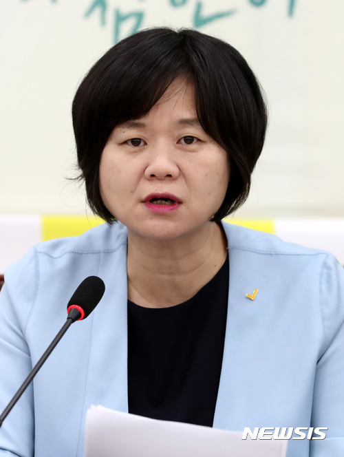 【서울=뉴시스】이영환 기자 = 16일 오전 서울 여의도 국회 정의당 대표실에서 열린 상무위원회에 참석한 이정미 대표가 발언하고 있다. 2017.10.16. 20hwan@newsis.com