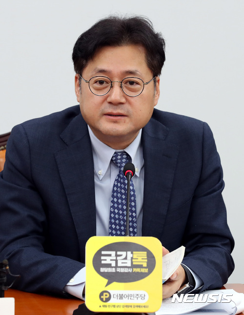 【서울=뉴시스】박영태 기자 = 홍익표 더불어민주당 국정감사 종합상황실장이 16일 오전 서울 영등포구 여의도 국회 더불어민주당 원내대표회의실에서 진행된 국정감사 대책회의에서 모두발언을 하고 있다. 2017.10.16. since1999@newsis.com
