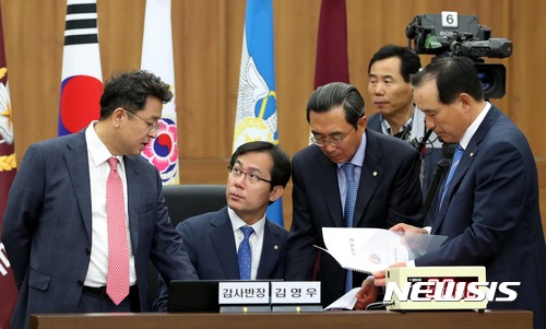 【서울=뉴시스】조성봉 기자 = 김영우(왼쪽 두 번째) 국회 국방위원회 위원장이 16일 오전 서울 용산구 합동참모본부에서 열린 합동참모본부 등에 대한 국회 국방위원회의 국정감사에서 여야 간사들과 이야기를 나누고 있다. 왼쪽부터 더불어민주당 이철희 간사, 김 위원장, 자유한국당 경대수 간사, 국민의당 김중로 간사.&nbsp; 2017.10.16.suncho21@newsis.com