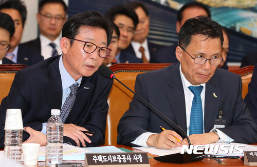 【서울=뉴시스】배훈식 기자 = 16일 오전 서울 여의도 국회 국토교통위원회 회의실에서 열린 2017 국정감사에 참석한 김선덕 주택도시보증공사 사장이 의원 질의에 답변하고 있다. 오른쪽은 이광희 제주국제자유도시개발센터 이사장. 2017.10.16. dahora83@newsis.com