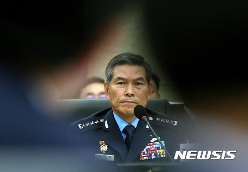 【서울=뉴시스】조성봉 기자 = 정경두 합참의장이 16일 오전 서울 용산구 합동참모본부에서 열린 합동참모본부 등에 대한 국회 국방위원회의 국정감사에서 자유한국당 백승주 의원의 질의에 굳은 표정을 짓고 있다. 2017.10.16. suncho21@newsis.com