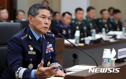 【서울=뉴시스】조성봉 기자 = 정경두 합참의장이 16일 오전 서울 용산구 합동참모본부에서 열린 합동참모본부 등에 대한 국회 국방위원회의 국정감사에서 의원들의 질의에 답변하고 있다.&nbsp; 2017.10.16. suncho21@newsis.com