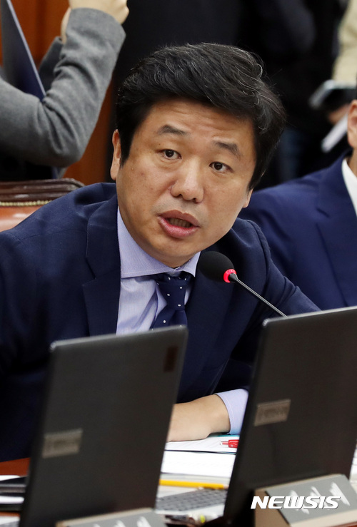 【서울=뉴시스】박영태 기자 = 16일 오전 서울 영등포구 여의도 국회에서 진행된 정무위원회의 금융위원회 국정감사에서 유의동 의원이 민주당과 자유한국당의 논쟁으로 인해 국감이 지연되자 국감은 진행되어야 한다고 의사진행 발언을 하고 있다. 2017.10.16.since1999@newsis.com