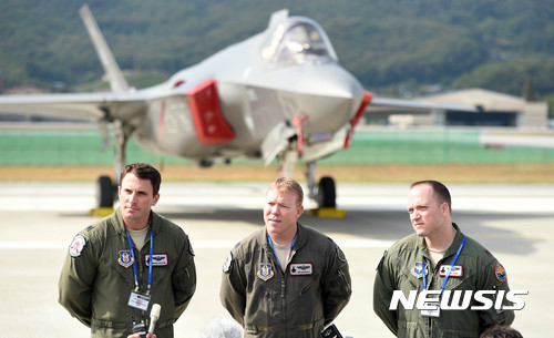 【성남=뉴시스】이정선 기자 = 2017 서울아덱스 프레스데이가 열린 16일 오후 경기 성남 서울공항에서 F-35 조종사 브라이언 달튼 중령(왼쪽부터), 브라이언 힐리 중령, 크리스 로우 소령이 인터뷰를 하고 있다. 2017.10.16. ppljs@newsis.com