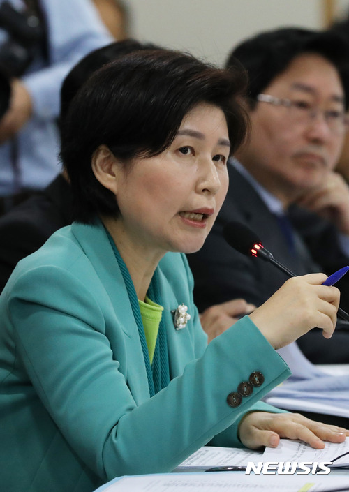 【과천=뉴시스】임태훈 기자 = 백혜련 더불어민주당 의원이 16일 오전 경기 과천시 정부과천청사 법무부 청사에서 열린 국회 법제사법위원회 법무부 국정감사에서 박상기 법무부 장관에게 질의하고 있다. 2017.10.16. taehoonlim@newsis.com