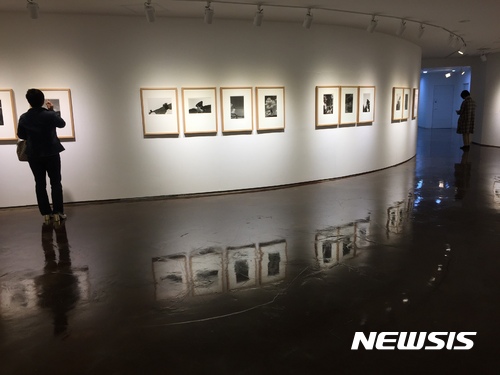 【서울=뉴시스】조수정 기자 = 13일 오후 서울 강남구 역삼동 사진미술대안공간 스페이스22에서 관람객들이 사진가 이갑철의 '충돌과 반동 Vintage prints' 展을 관람하고 있다. chocrystal@newsis.com
