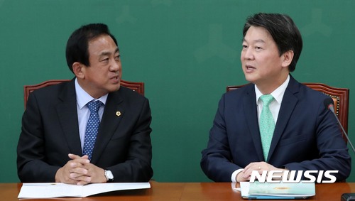 【서울=뉴시스】홍효식 기자 = 국민의당 안철수(오른쪽) 대표가 16일 오후 서울 여의도 국회에서 양준욱 전국 시·도의회의장협의회장과 면담을 나누고 있다. 2017.10.16. yesphoto@newsis.com