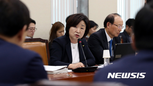 【서울=뉴시스】박영태 기자 = 16일 서울 영등포구 여의도 국회에서 진행된 정무위원회의 금융위원회 오후 국정감사에서 심상정 의원이 질의하고 있다. 2017.10.16.since1999@newsis.com