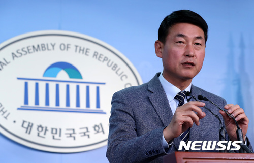 【서울=뉴시스】이영환 기자 = 바른정당 황영철 의원이 16일 오후 서울 여의도 국회 정론관에서 자유한국당과의 통합추진 관련 기자회견을 하고 있다. 2017.10.16. 20hwan@newsis.com