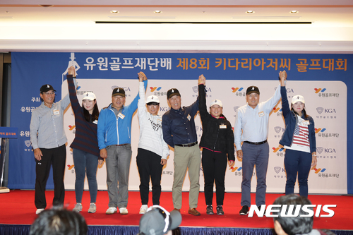  【서울=뉴시스】 (재)유원골프재단(이사장 김영찬)이 주최 및 주관하는 '제8회 키다리아저씨 골프대회'가 17일 제주 오라 컨트리클럽에서 개최됐다. 대회 전날 진행된 전야제에서 같은 조가 된 시니어-주니어 선수들이 함께 투지를 다지고 있다.(사진=유원골프재단 제공) 2017.10.17