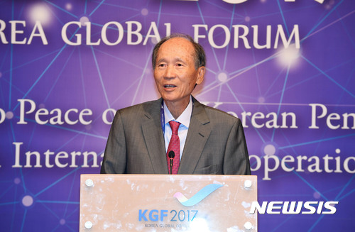 【창원=뉴시스】강경국 기자 = 박재규 경남대 총장(전 통일부 장관)이 17일 서울 조선호텔에서 열린 2017 KGF(코리아 글로벌 포럼)에서 축사를 하고 있다. 2017.10.17. (사진=경남대학교 제공) kgkang@newsis.com