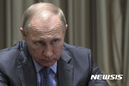 【소치=AP/뉴시스】블라디미르 푸틴 러시아 대통령이 16일(현지시간) 소치의 관저에서 알렉산드르 미카일로프 쿠르스크 주지사와 회의를 진행하고 있다. 2017.10.18.