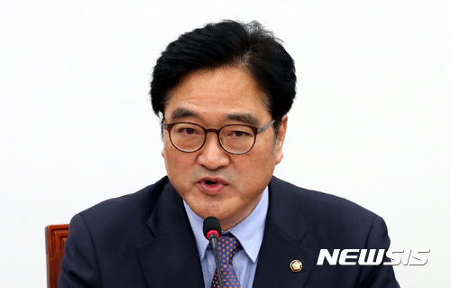 【서울=뉴시스】박영태 기자 = 우원식 더불어민주당 원내대표가 17일 오전 서울 영등포구 여의도 국회 더불어민주당 원내대표회의실에서 진행된 원내대책회의에서 모두발언을 하고 있다. 2017.10.17.since1999@newsis.com