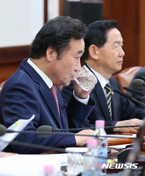 【서울=뉴시스】전신 기자 = 이낙연 국무총리가 17일 서울 종로구 정부서울청사에서 열린 국무회의에서 모두발언을 마친 후 물을 마시고 있다. 2017.10.17. photo1006@newsis.com