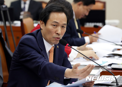 【서울=뉴시스】박영태 기자 = 17일 오전 서울 영등포구 여의도 국회에서 진행된 국방위원회의 병무청 국정감사장에서 우상호 의원이 질의하고 있다. 2017.10.17.since1999@newsis.com