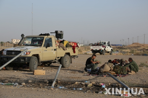 【키르쿠크=AP/뉴시스】이라크 정부군인들이 16일(현지시간) 키르쿠크 K1 공군기지를 장악한 후 휴식을 취하고 있다. 2017.10.17