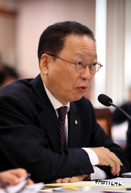 【서울=뉴시스】조성봉 기자 = 최흥식 금융감독원장이 17일 오전 서울 영등포구 여의도 금융감독원에서 열린 국회 정무위원회의 국정감사에서 의원들의 질의에 답변하고 있다. 2017.10.17. suncho21@newsis.com