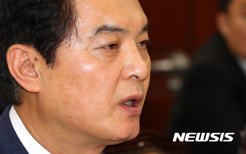 【서울=뉴시스】배훈식 기자 = 17일 오전 서울 여의도 국회 보건복지위원회 회의실에서 열린 2017 국정감사에 참석한 류영진 식품의약품안전처장이 의원 질의에 답변하고 있다. 2017.10.17. dahora83@newsis.com