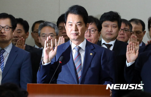 【서울=뉴시스】배훈식 기자 = 17일 오전 서울 여의도 국회 보건복지위원회 회의실에서 열린 2017 국정감사에 참석한 류영진 식품의약품안전처장이 증인 선서를 하고 있다. 2017.10.17. dahora83@newsis.com