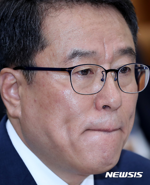 【서울=뉴시스】이영환 기자 = 17일 오전 서울 여의도 국회 환경노동위원회 회의실에서 열린 기상청 국정감사에서 남재철 기상청장이 굳은 표정을 짓고 있다. 2017.10.17.&nbsp; 20hwan@newsis.com