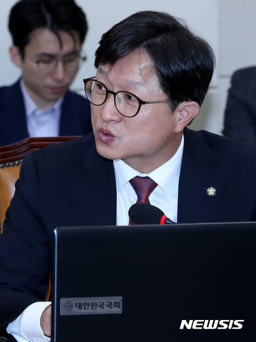 【서울=뉴시스】이영환 기자 = 17일 오전 서울 여의도 국회 환경노동위원회 회의실에서 열린 기상청 국정감사에서 더불어민주당 강병원 의원이 질의를 하고 있다. 2017.10.17. 20hwan@newsis.com