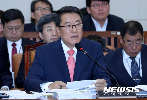 【서울=뉴시스】이영환 기자 = 17일 오전 서울 여의도 국회 환경노동위원회 회의실에서 열린 기상청 국정감사에서 남재철 기상청장이 의원들의 질의에 답하고 있다. 2017.10.17.&nbsp; 20hwan@newsis.com