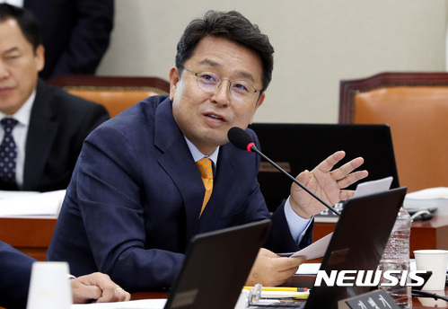 【서울=뉴시스】박영태 기자 = 17일 오전 서울 영등포구 여의도 국회에서 진행된 국방위원회의 병무청 국정감사에서 이철희 의원이 질의하고 있다. 2017.10.17. since1999@newsis.com