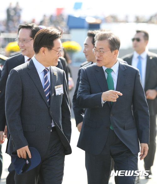 【성남=뉴시스】전진환 기자 = 문재인 대통령이 17일 오전 경기도 성남 서울공항에서 열린 '서울 국제항공우주 및 방위산업 전시회(서울 ADEX) 2017' 개막식에 참석해 이재명 성남시장과 이동하며 대화하고 있다. 2017.10.17.&nbsp; amin2@newsis.com