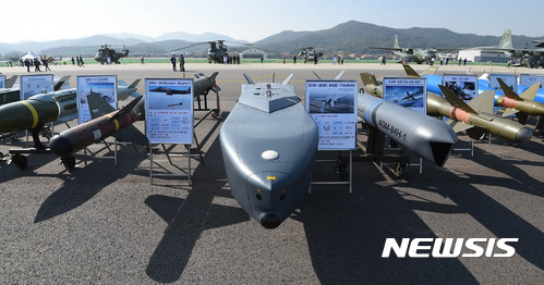 【성남=뉴시스】이정선 기자 = 서울 국제 항공우주 및 방위산업 전시회 2017(서울 ADEX 2017)가 개막한 17일 오후 경기 성남 서울공항 활주로에 장거리 공대지 유도탄(TAURUS)등 미사일이 전시되어 있다. 2017.10.17. ppljs@newsis.com